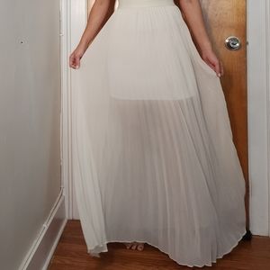 LAUREN CONRAD Pleated white skirt